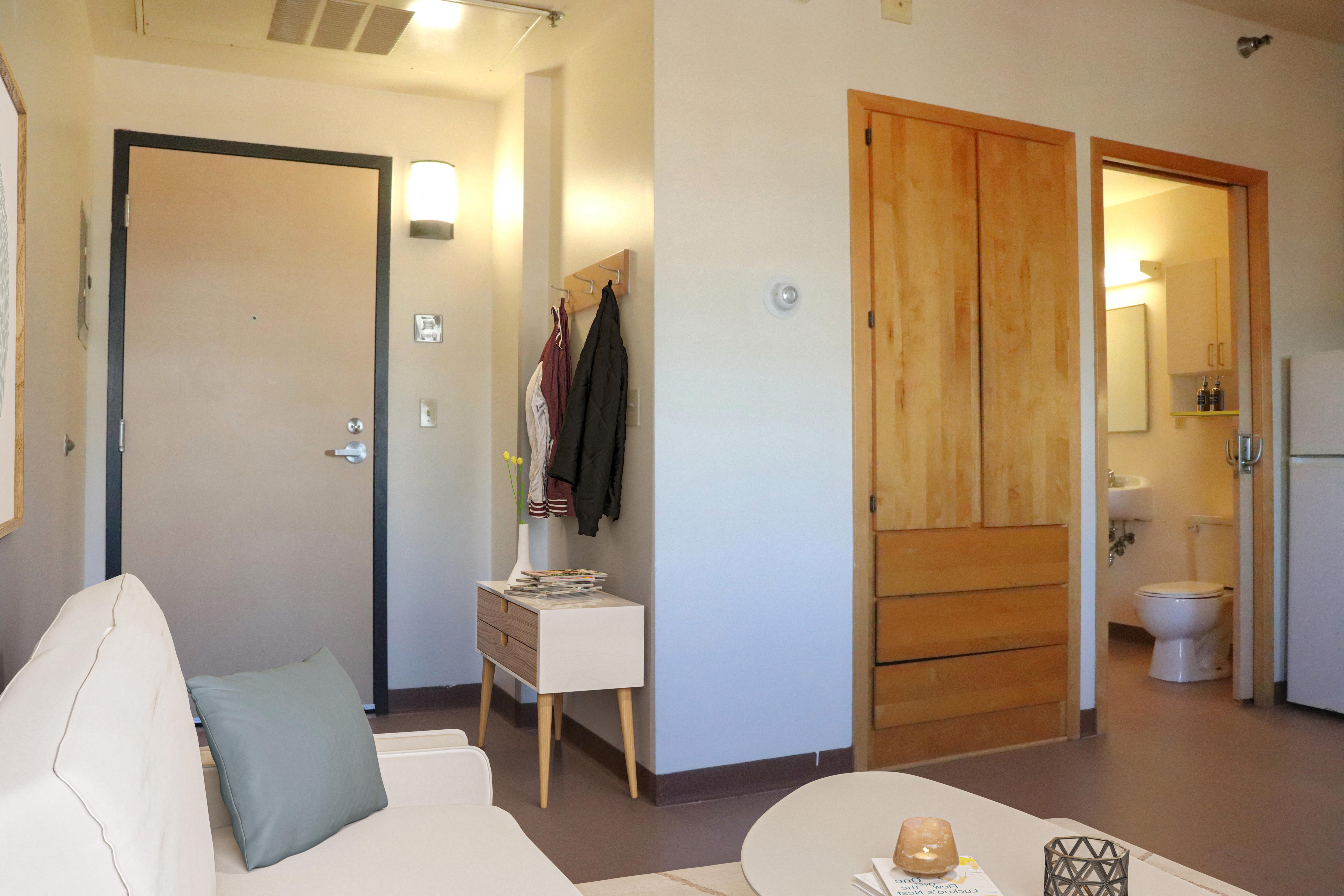 http://cdn.rentcafe.com/dmslivecafe/3/878333/Entrance 5th Floor Apt.jpg